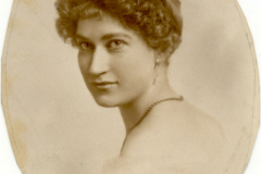 220_camilla_1911_front_view